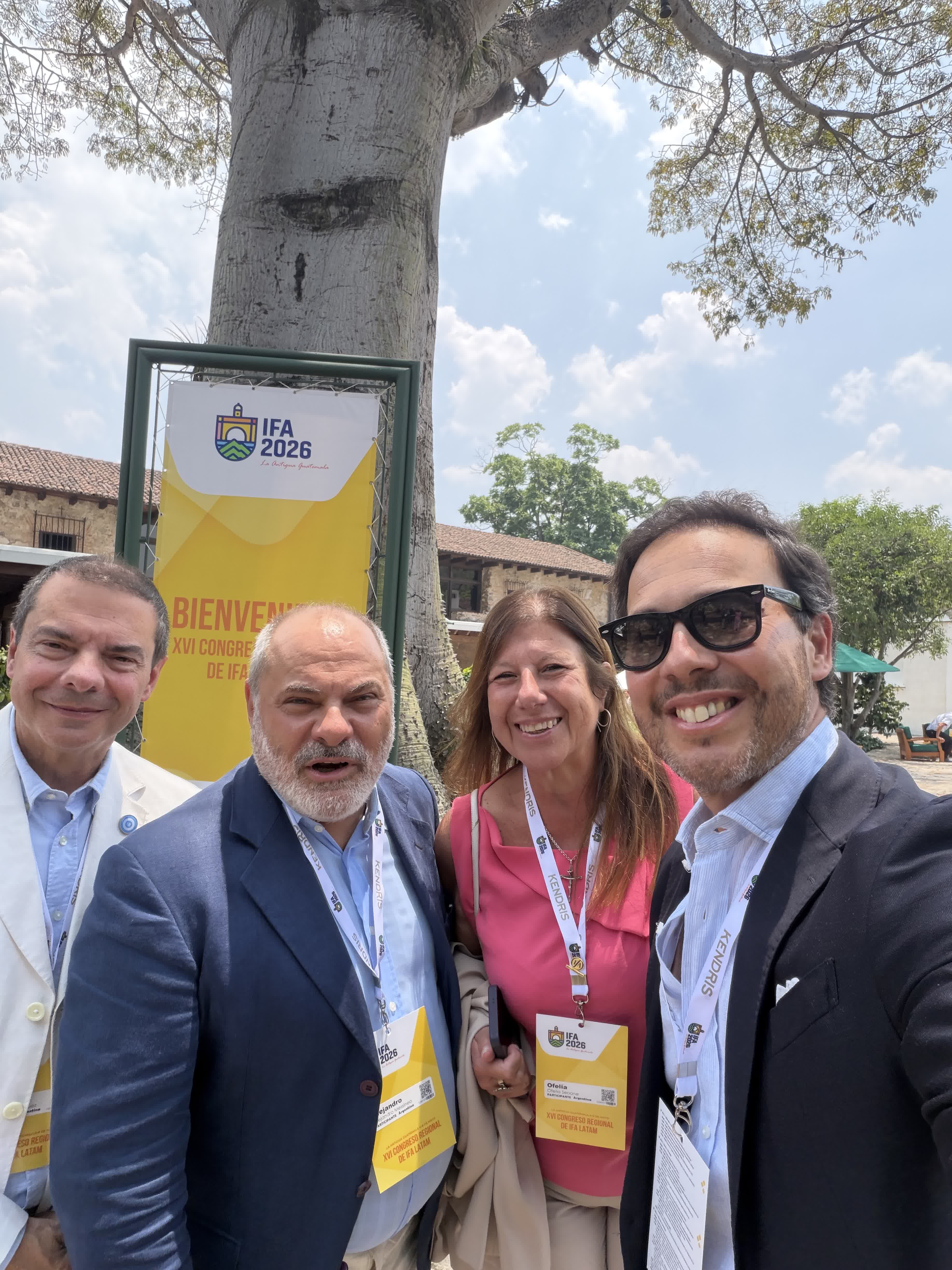 Andrés Pérez Díaz junto a colegas abogados en el Congreso IFA 2026