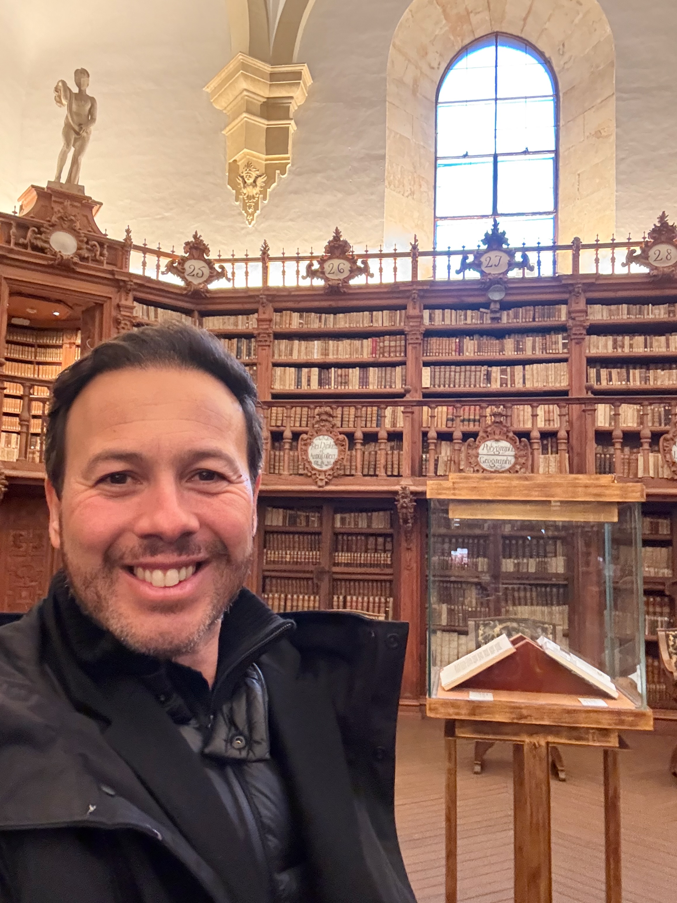 La histórica biblioteca de la Fundación General de la Universidad de Salamanca
