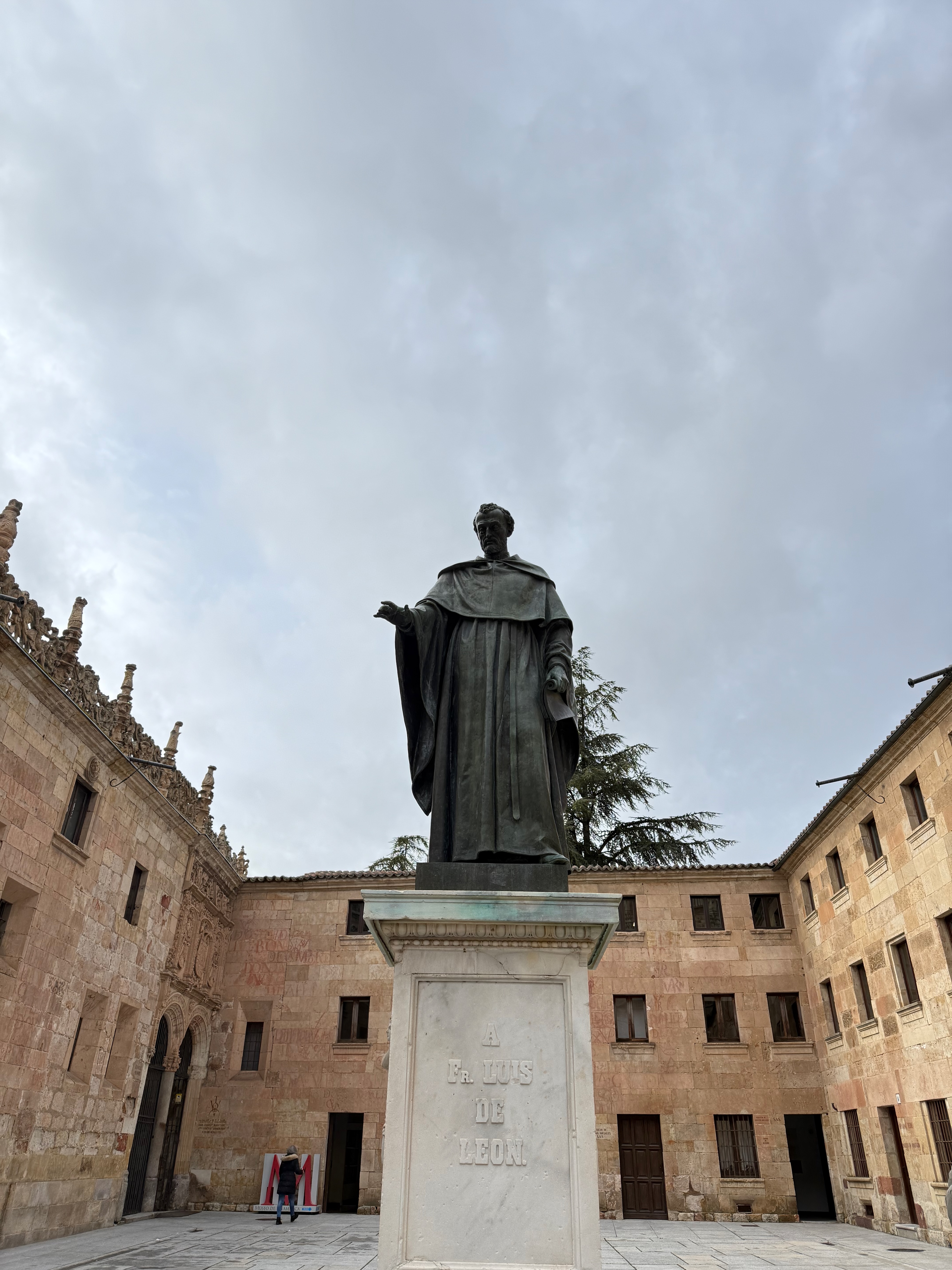Estatua frente a la Universidad de Salamanca